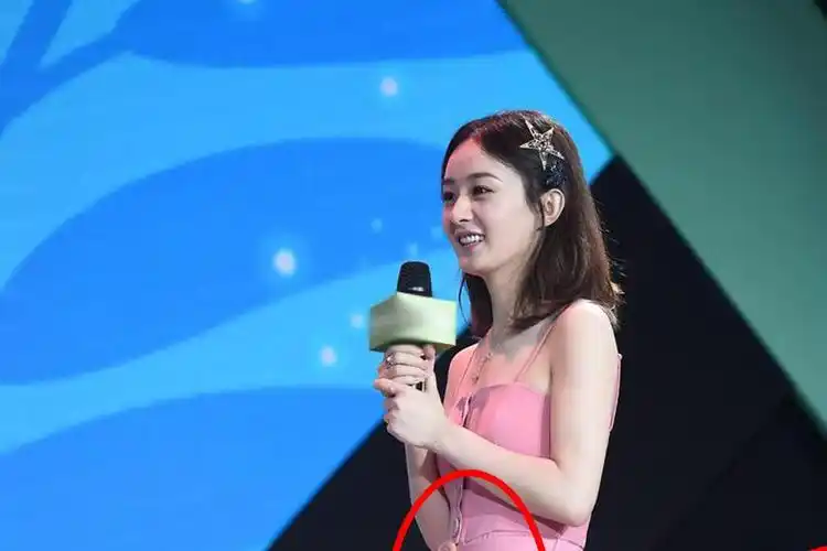 赵丽颖怀孕传闻后首现身,踩10厘米"恨天高",小腹平坦破流言