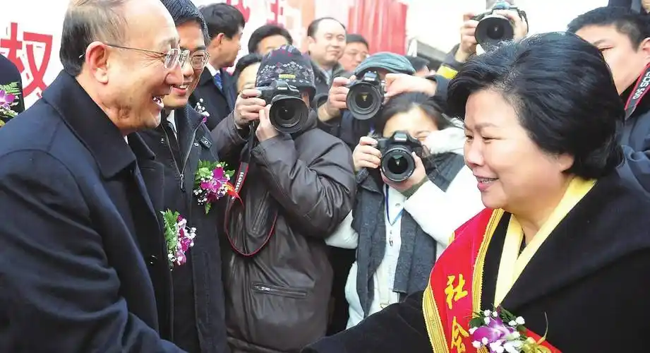 丈夫宠爱有加,儿子事业成功,孙子也在茁长成长,邢质斌的退休生活可谓