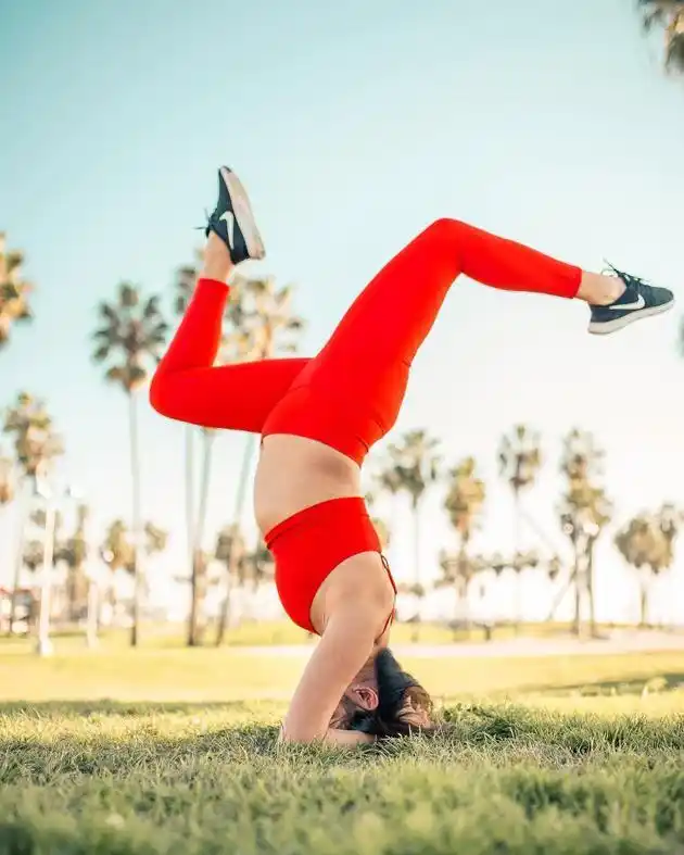 乐基儿挺5个月孕肚做瑜伽 高难度倒立吓坏网友