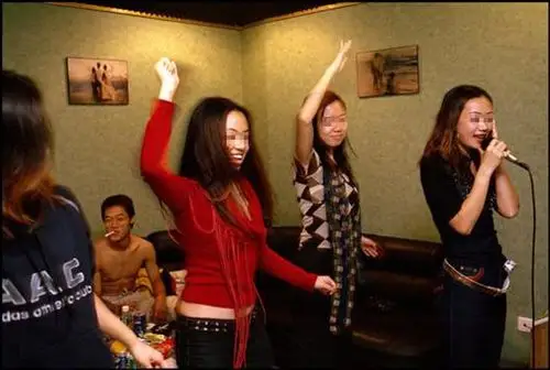 实拍ktv美艳陪唱女的真实夜生活,男人就是客户上帝!