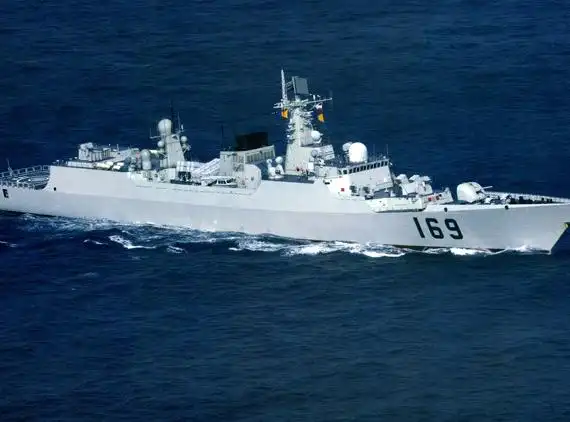 资料图:中国海军052b级169武汉号导弹驱逐舰海上巡航