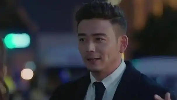 杨烁突然间就火得一塌糊涂,成了"叔圈顶流"的代名词,真是厉害!