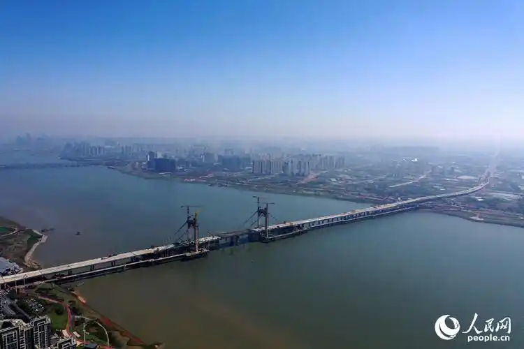 人民网记者 时雨摄横跨赣江的