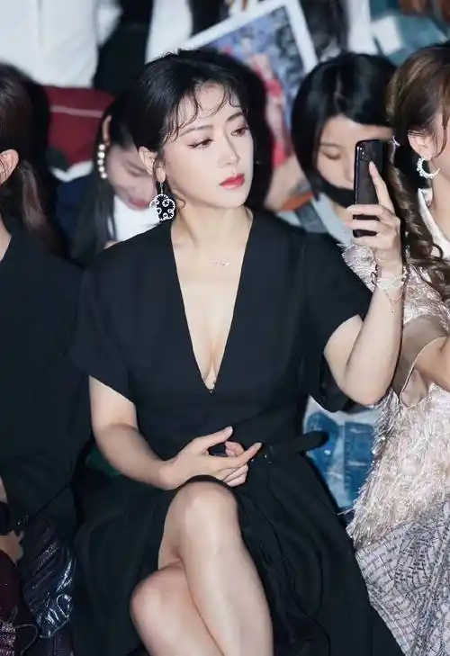 陈紫函出席活动,穿黑色v领茶歇裙配高跟鞋,性感又不失优雅