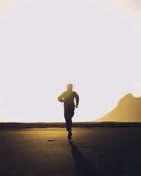 跑步的人物背影图片