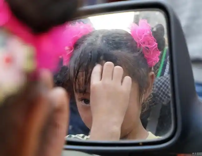 广西两个女孩春节卖艺耍杂技引众人围观