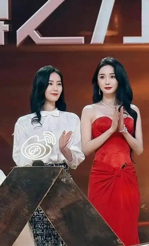 当36岁杨幂和同龄的刘诗诗同框,才明白:女人的气质比长相更重要