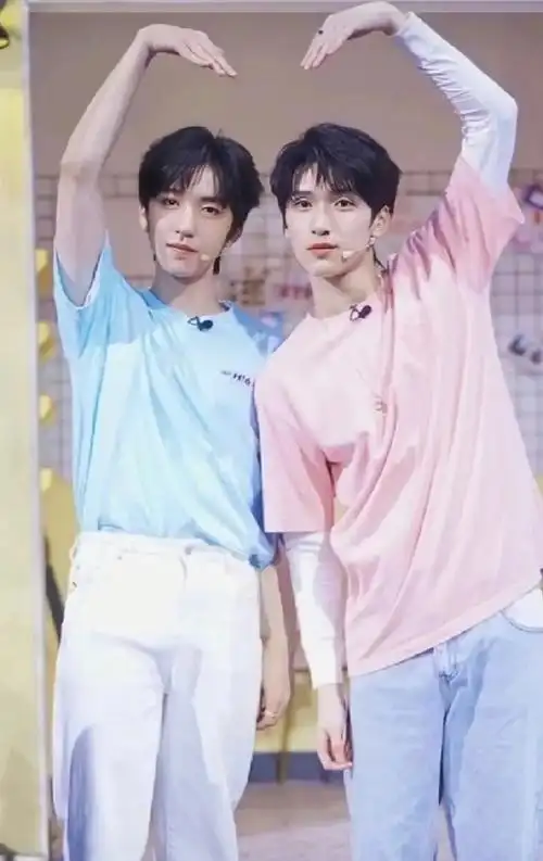 严浩翔希望贺峻霖如夏日般热烈美好##严浩翔晒镜中的贺峻霖