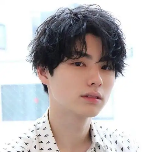 新款时髦小哥哥烫发发型让男生颜值翻倍的流行烫发