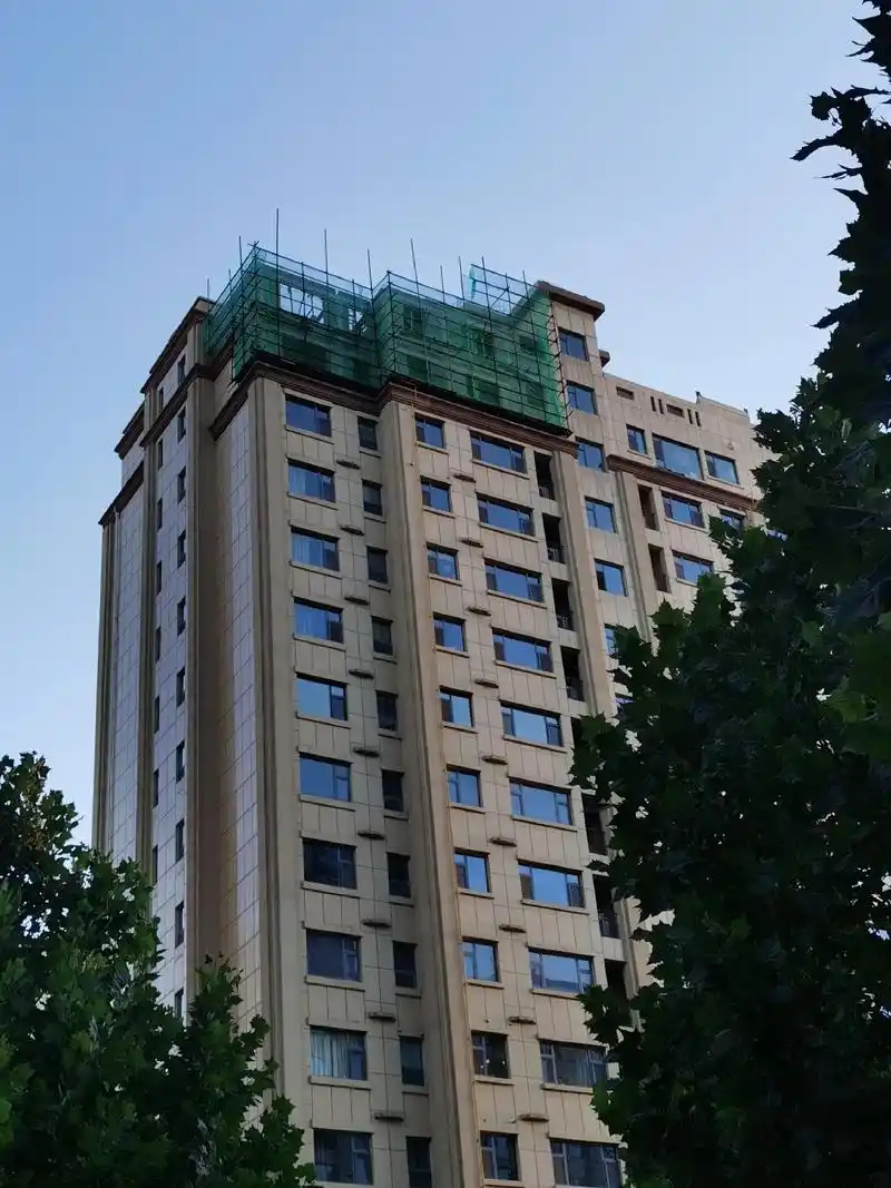 长治君汇华府号称高档小区,小区高层私搭乱建,一层挑空层随意封 - 抖