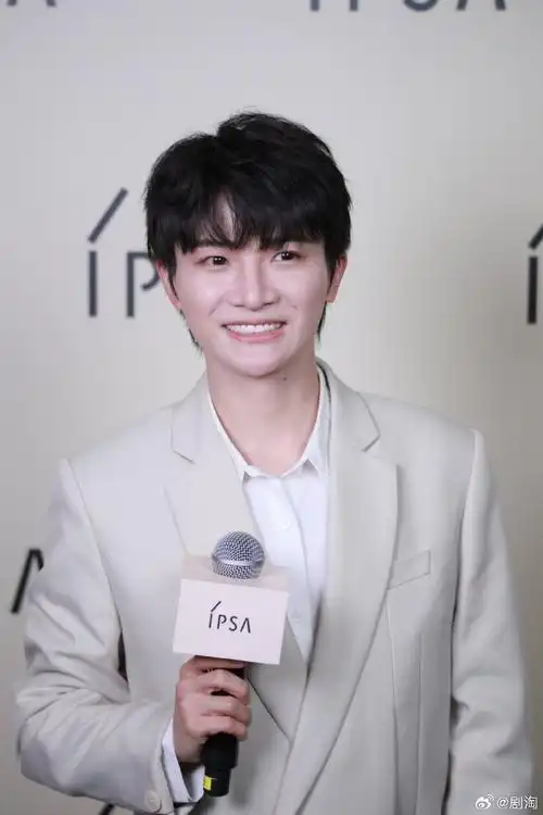 #周深##周深纯白西装造型#