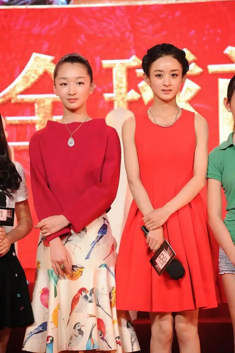 30岁的周冬雨与35岁的赵丽颖同框,网友评论:没对比就没伤害,差距太