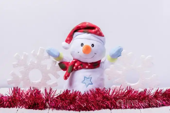 有趣的雪人与大雪花从泡沫的白色木质背景