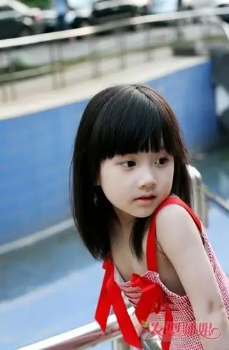 流露出了孩子的纯真时尚风,展现出了欧美小女孩的活力感发型,变的