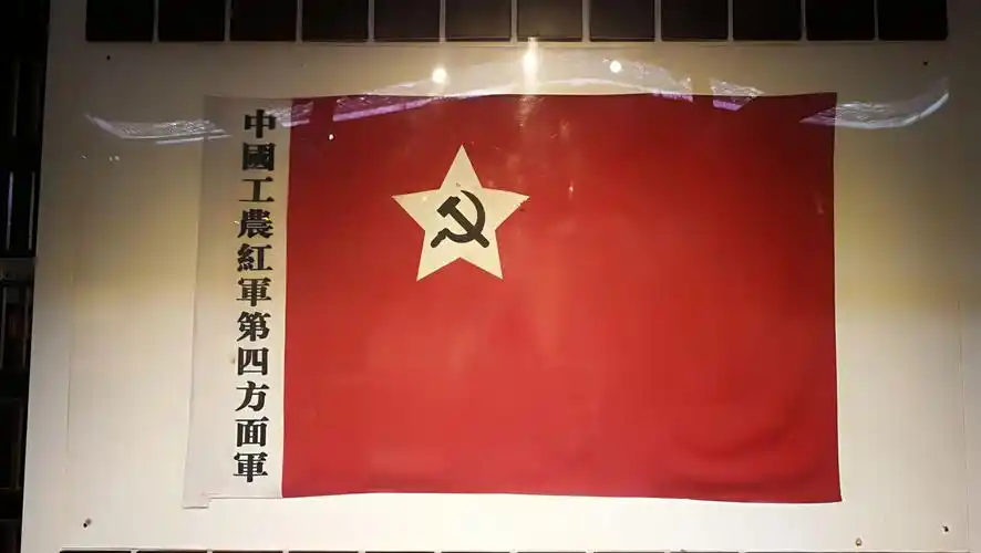 在深夜,在属于我的空间,在华灯初上的角落,军旗,是我寄给远方先驱的