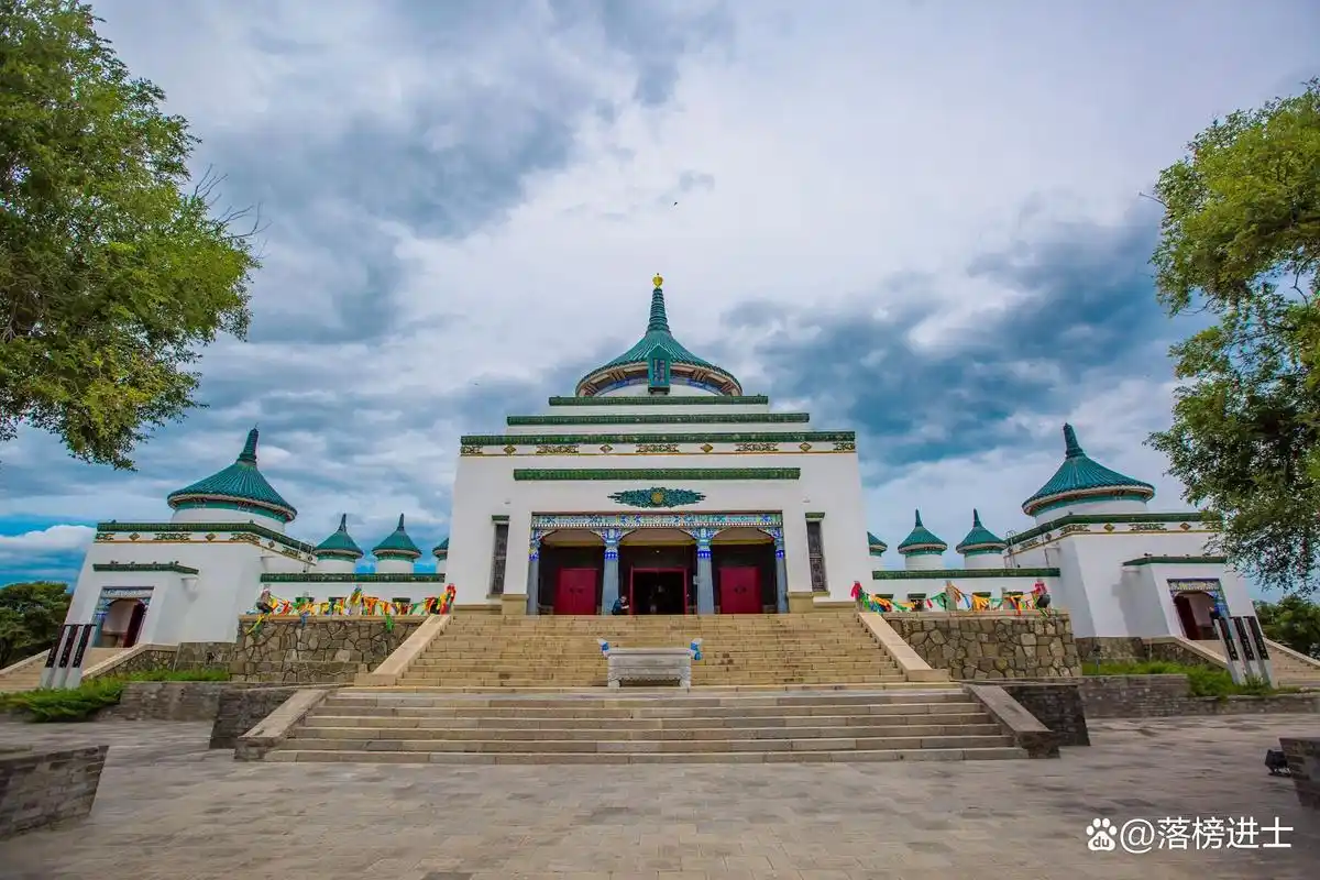 内蒙古兴安盟有一座成吉思汗庙,位于罕山之巅,众多游客前来敬仰