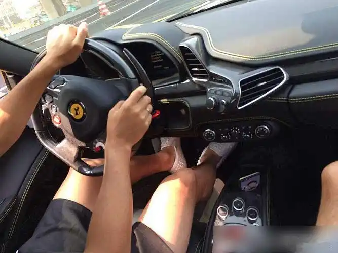 国足成绩不咋样,但豪车却成标配,唯独一人坐地铁