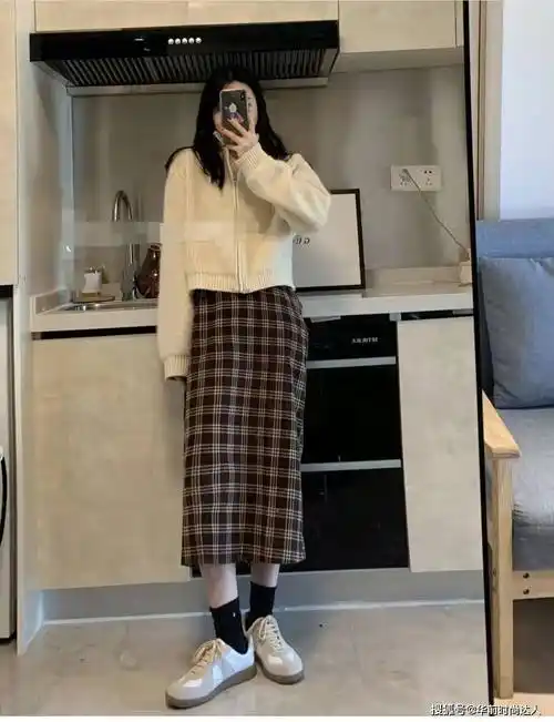 原创格子半身裙怎么搭配上衣好看