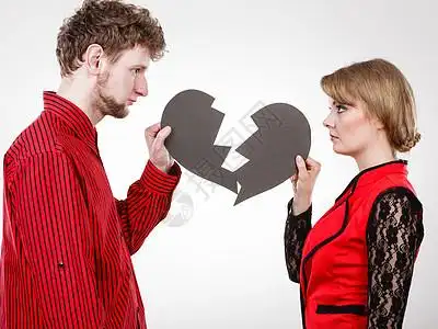 恋爱中的人的负情绪轻的夫妇两颗破碎的心恋人分手心碎的情侣分手背景