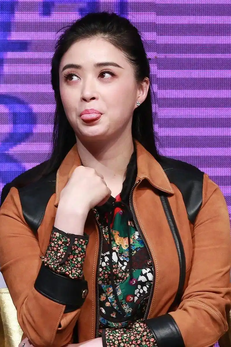 在这个场景中,蒋欣饰演的角色经历了巨大的情感冲击,她的内心悲痛到