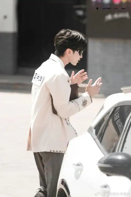 蔡徐坤跑男民族风造型路透