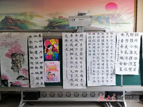 金塔县第四中学举办民族魂中国梦在阳光下成长艺术作品展