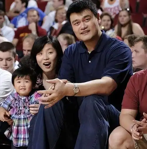 姚明家人近况43岁老婆皮肤光滑身材苗条14岁女儿身高超1米9