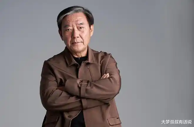 70岁李立群在上海鼓励大家团结抗疫头发胡子苍白憔悴模样曝光