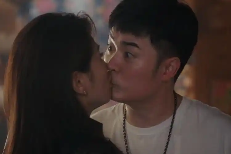 伸舌头,嘴亲肿,中老年演员吻戏尴尬到抠脚趾,一个比一个辣眼睛_陈建斌