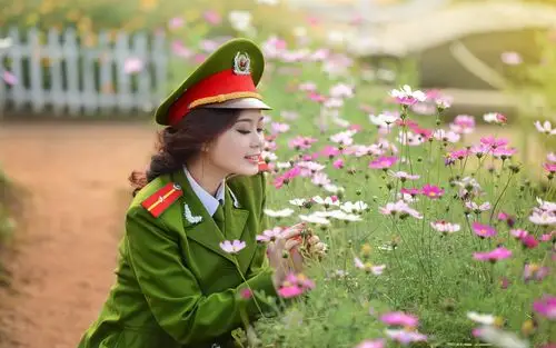 壁纸 亚裔军服女孩和花 2560x1600 hd 高清壁纸, 图片, 照片
