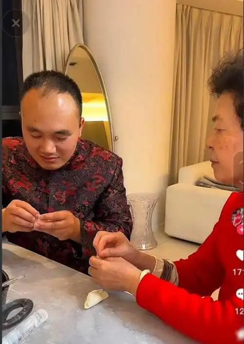 我得知,嘉木样波已经决定为了我放弃僧侣的身份,与我共度余生.