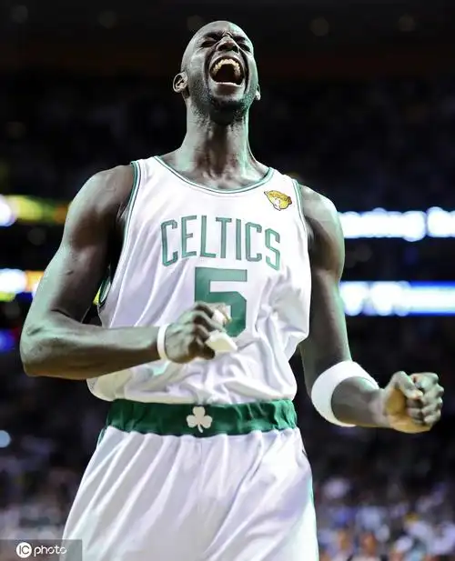 加内特的经典标志性庆祝动作是每当打进关键球,会怒吼捶胸,如狼王般仰