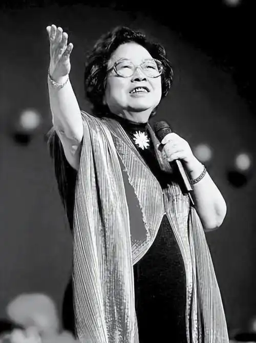 回顾歌唱家王昆桃李满天下的她对亲人有愧疚临走前终于解开心结