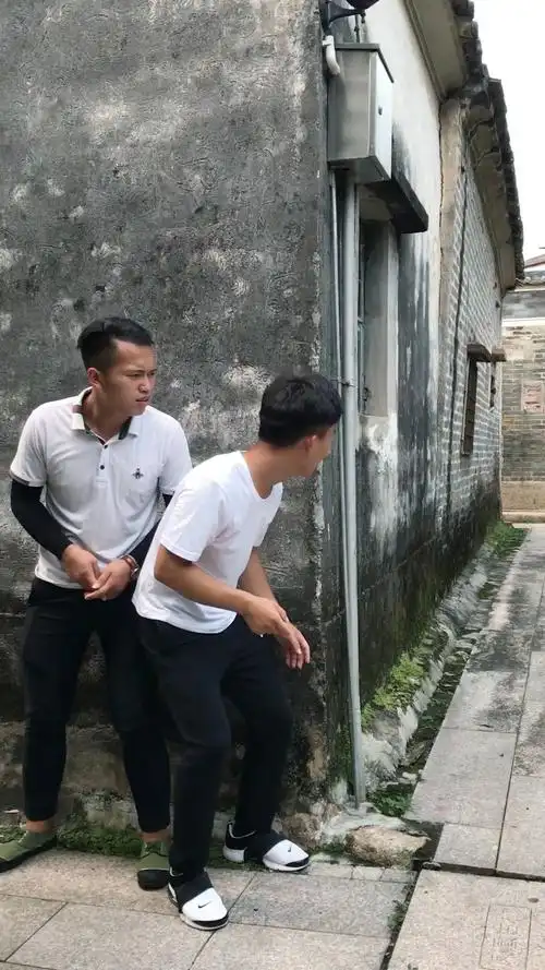 总有两个人追着我