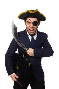 一个独眼的海盗带着公文包和剑上白色孤立照片