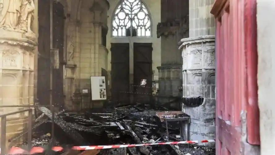 法国神父收留难民反被杀凶手涉嫌火烧南特大教堂未被驱逐再作案引争议