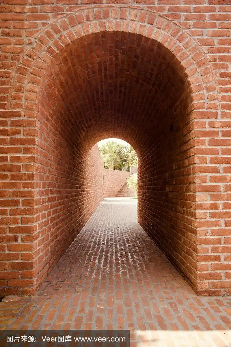 红砖砌成大门独特的照片