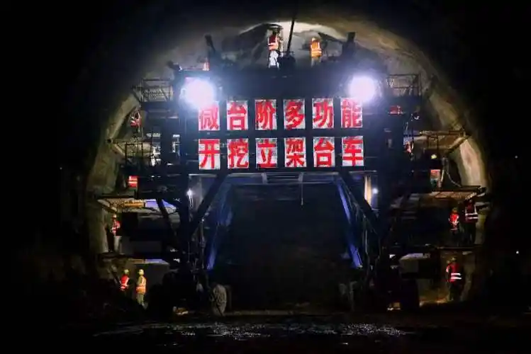 襄荆铁路蒋家山隧道出口开挖掘进突破1000米