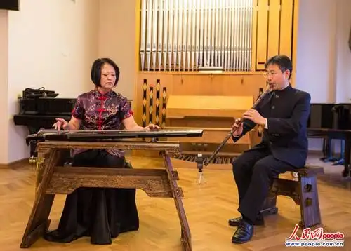 图为李凤云与王建欣教授琴箫合奏曲目《颐真》.(人民网记者 屈海齐摄)