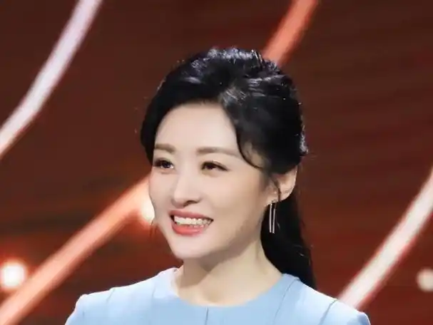 不装了!褪掉"央视主播"身份的周涛,刷新了外界对她的认知!