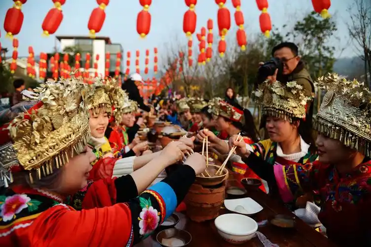 1800人往前冲 张家界溪布老街小年大欢