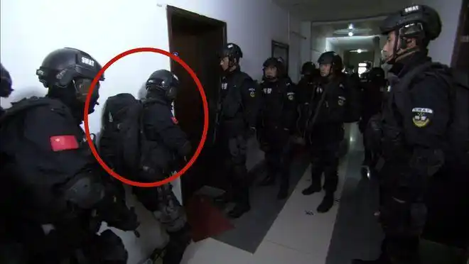 特警在执行任务时,为什么喜欢戴头套?可别被电视剧给骗了