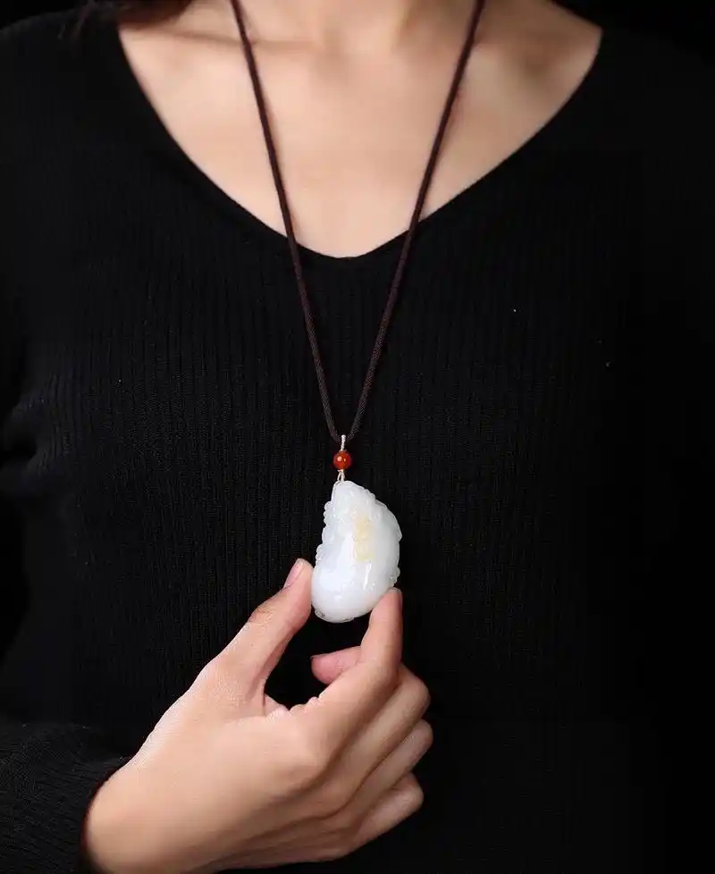 精品和田玉白玉吊坠项链赏析