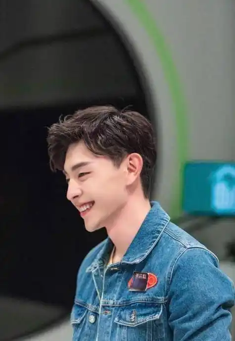 从默默无闻的小配角,到坐拥3000多万粉丝,娱乐圈的"拼命三郎"_邓伦