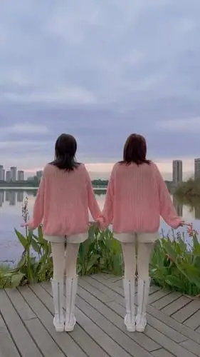 双胞胎看背影一起找不同看谁能找出4处不同答案交给你们-全民小视频