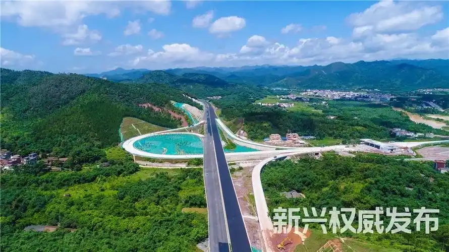 从高空中俯瞰云湛高速公路二期路段宛如一条巨龙蜿蜒盘旋在大地上沿途