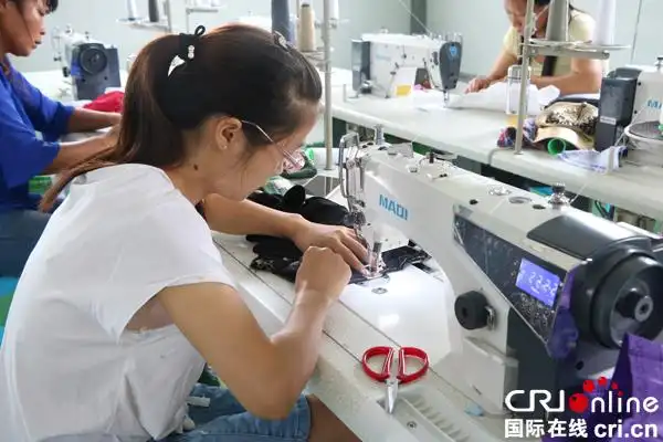 缝纫扶贫车间里,工人们正在忙碌的赶制订单