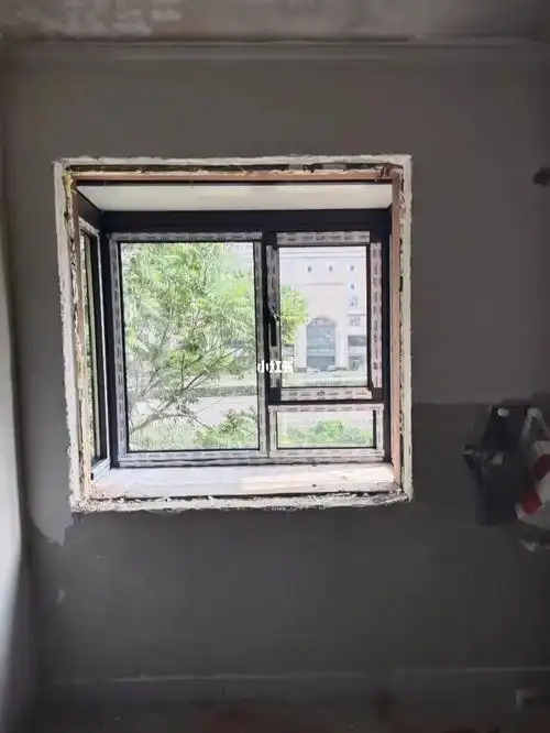 地方不够就把窗户做成方钢飘窗吧!即增加了窗户面积又增加了使用面积!