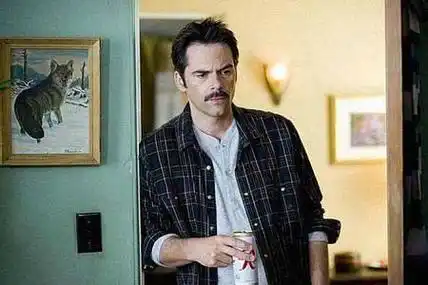 眼睛颜色:棕色头发颜色:棕色角色形象查理·斯旺是系列小说《暮光之城