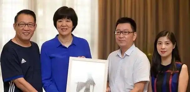 郎平丈夫王育成:鉴宝专家甘做"家庭煮夫",再婚7年有笑有泪